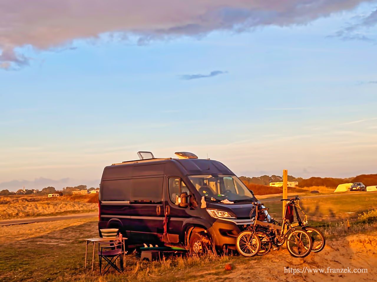 Freistehen mit dem Wohnmobil in Europa: Der komplette Länder-Guide (2026) 4 Wohnmobil steht frei bei Sonnenuntergang in der Bretagne – Freistehen in Europa