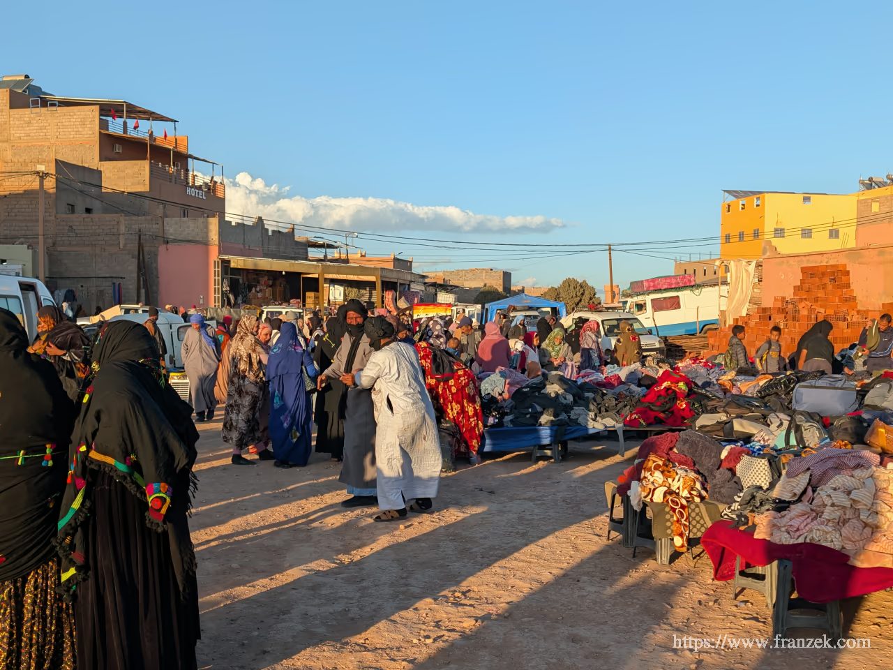 Marokko mit dem Camper – Alles, was du wissen musst (2026) 16 Gasse auf einem marokkanischen Souk in der goldenen Stunde