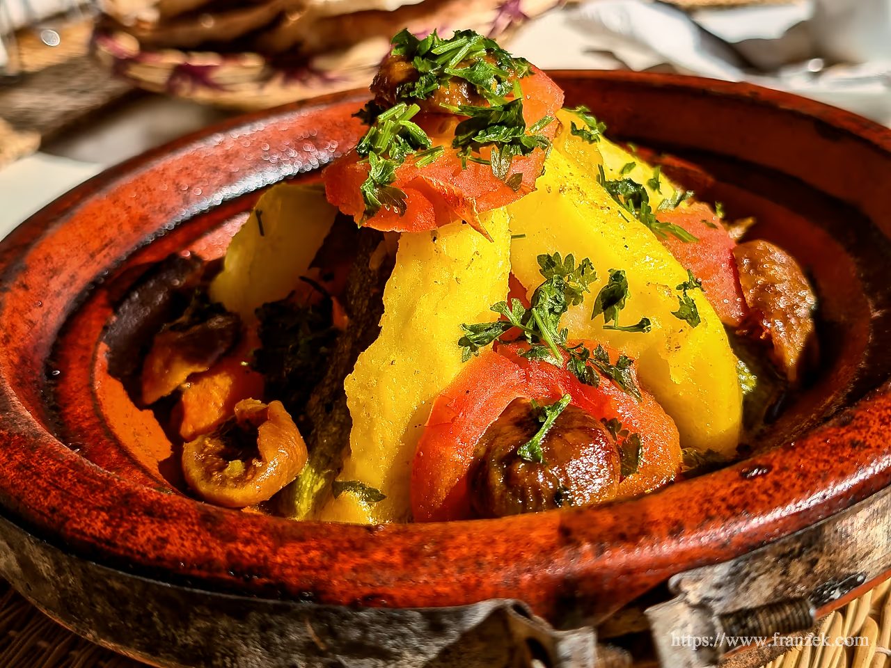 Marokko mit dem Camper – Alles, was du wissen musst (2026) 20 Tajine mit Gemüse und Kräutern auf einer Restaurantterrasse in Marokko