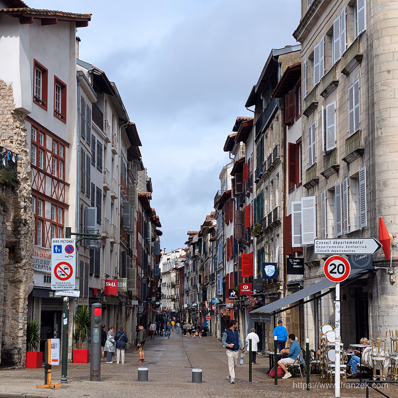 Frankreichs Atlantikküste mit dem Camper – Von der Bretagne bis in die Landes 21 Straßenszene in der Altstadt von Bayonne