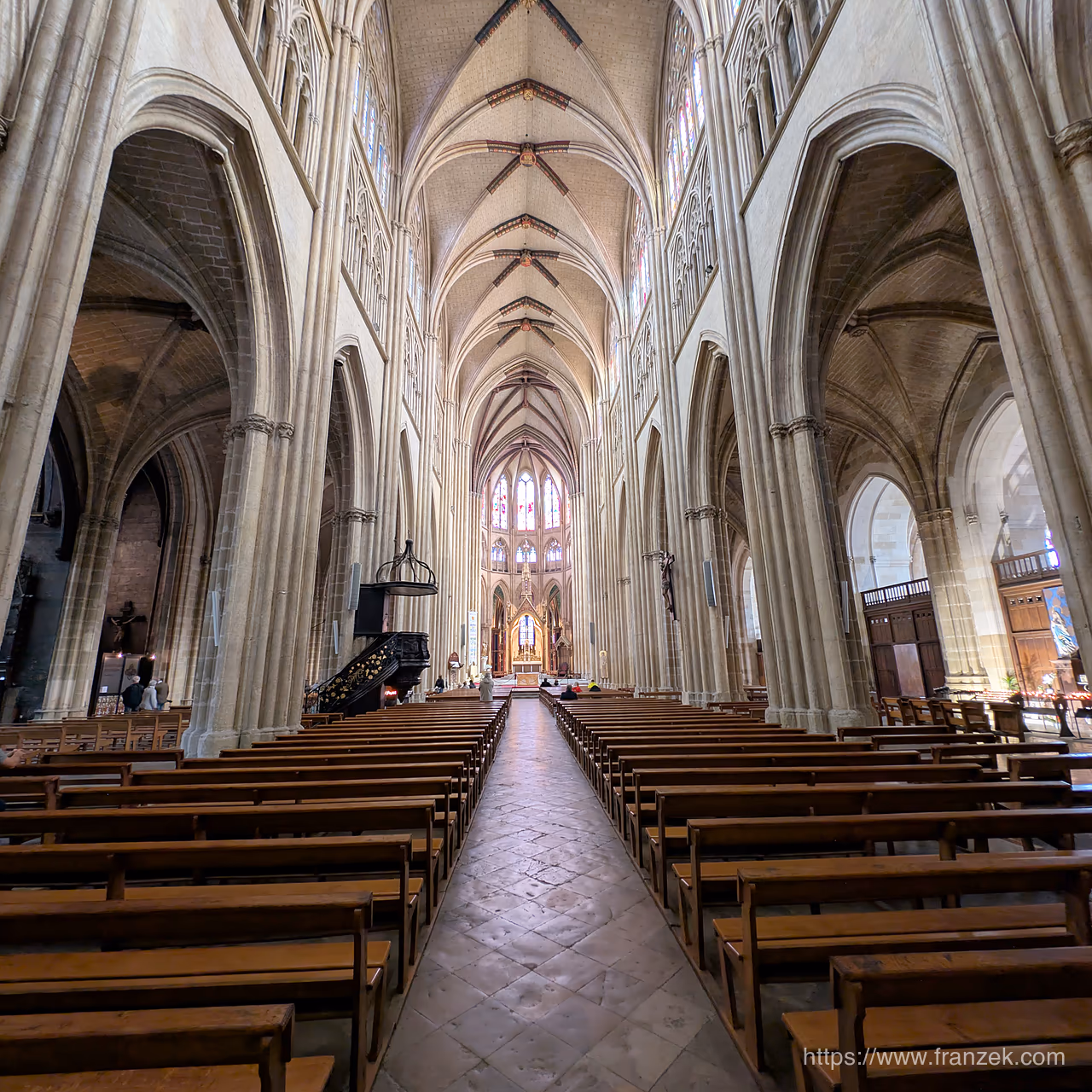 Frankreichs Atlantikküste mit dem Camper – Von der Bretagne bis in die Landes 22 Innenraum der Kathedrale Sainte-Marie in Bayonne
