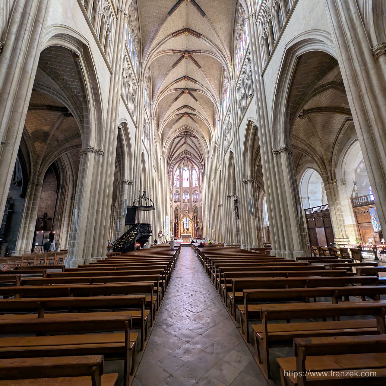 Frankreichs Atlantikküste mit dem Camper – Von der Bretagne bis in die Landes 22 Innenraum der Kathedrale Sainte-Marie in Bayonne
