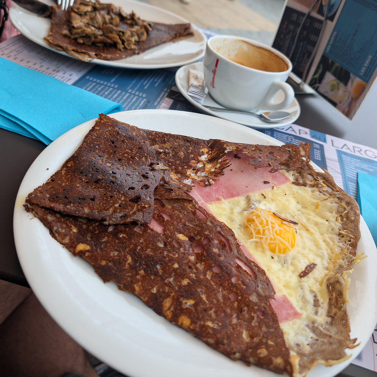 Frankreichs Atlantikküste mit dem Camper – Von der Bretagne bis in die Landes 7 Galette complet mit Schinken, Ei und Käse auf einem Teller