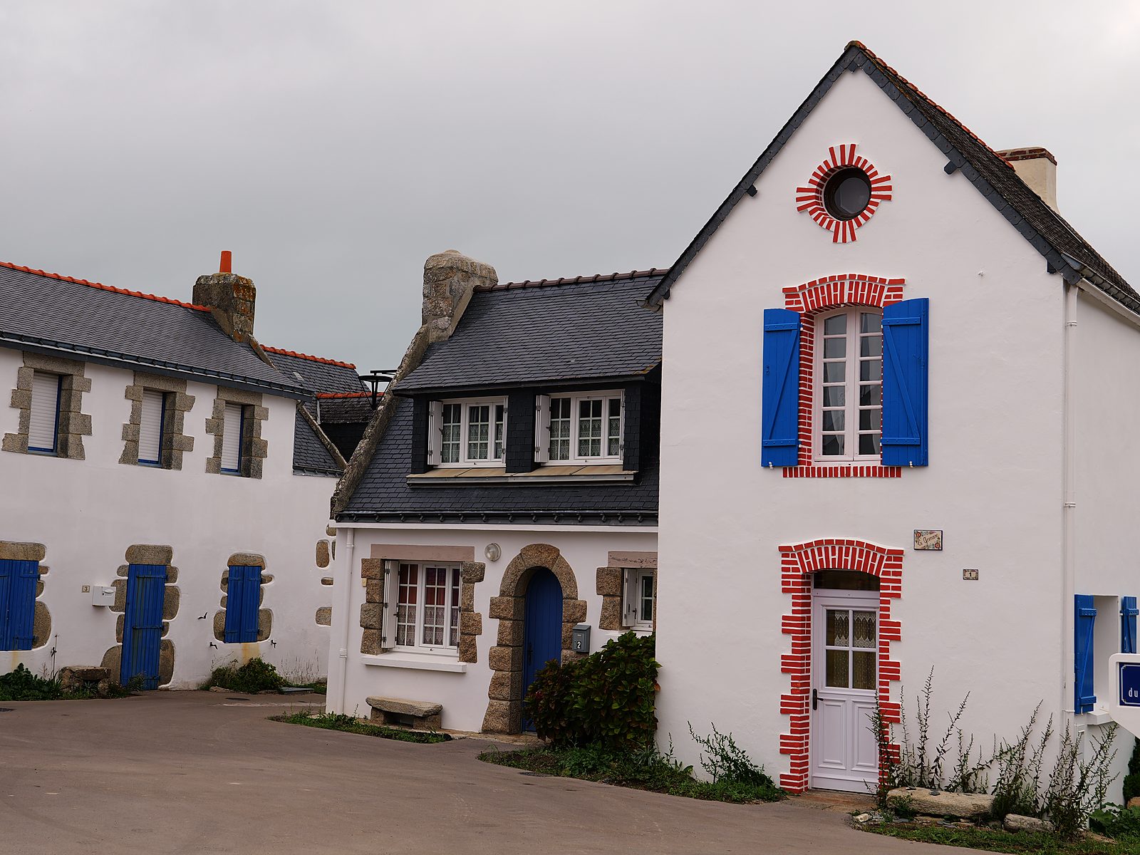 Frankreichs Atlantikküste mit dem Camper – Von der Bretagne bis in die Landes 3 Typisches bretonisches Haus mit blauen Fensterläden und rotem Backstein