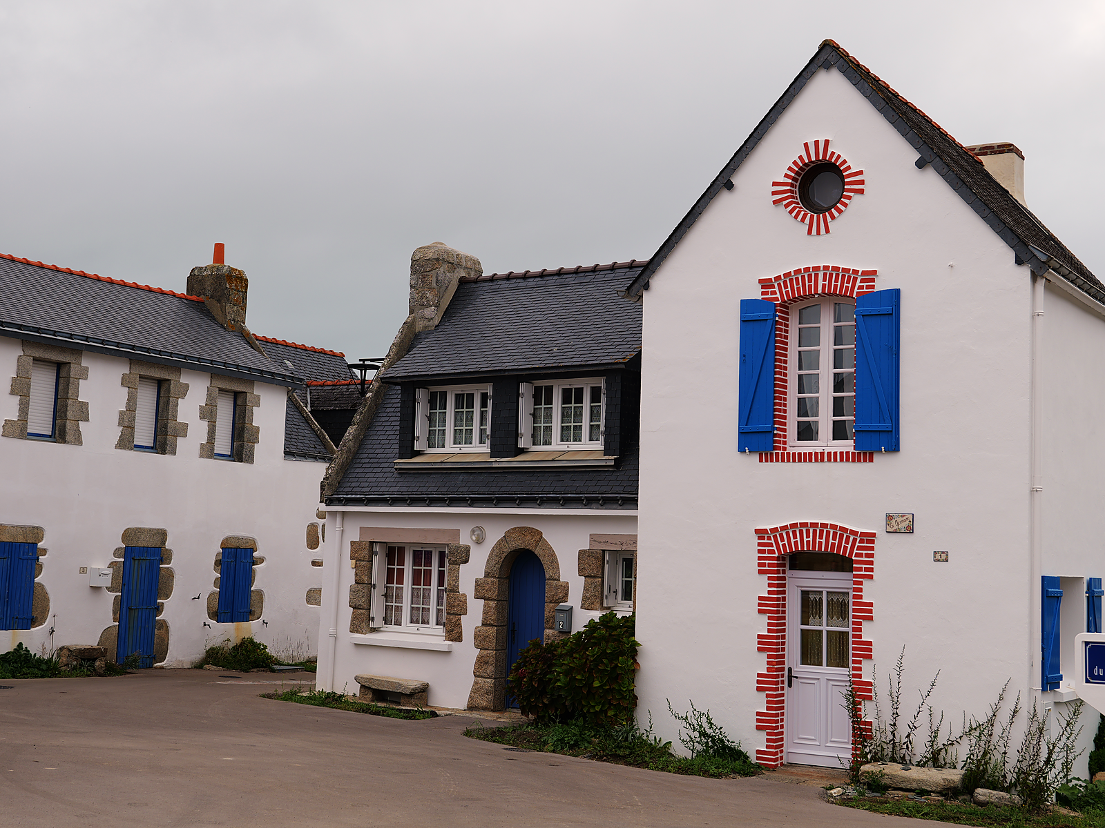 Frankreichs Atlantikküste mit dem Camper – Von der Bretagne bis in die Landes 3 Typisches bretonisches Haus mit blauen Fensterläden und rotem Backstein