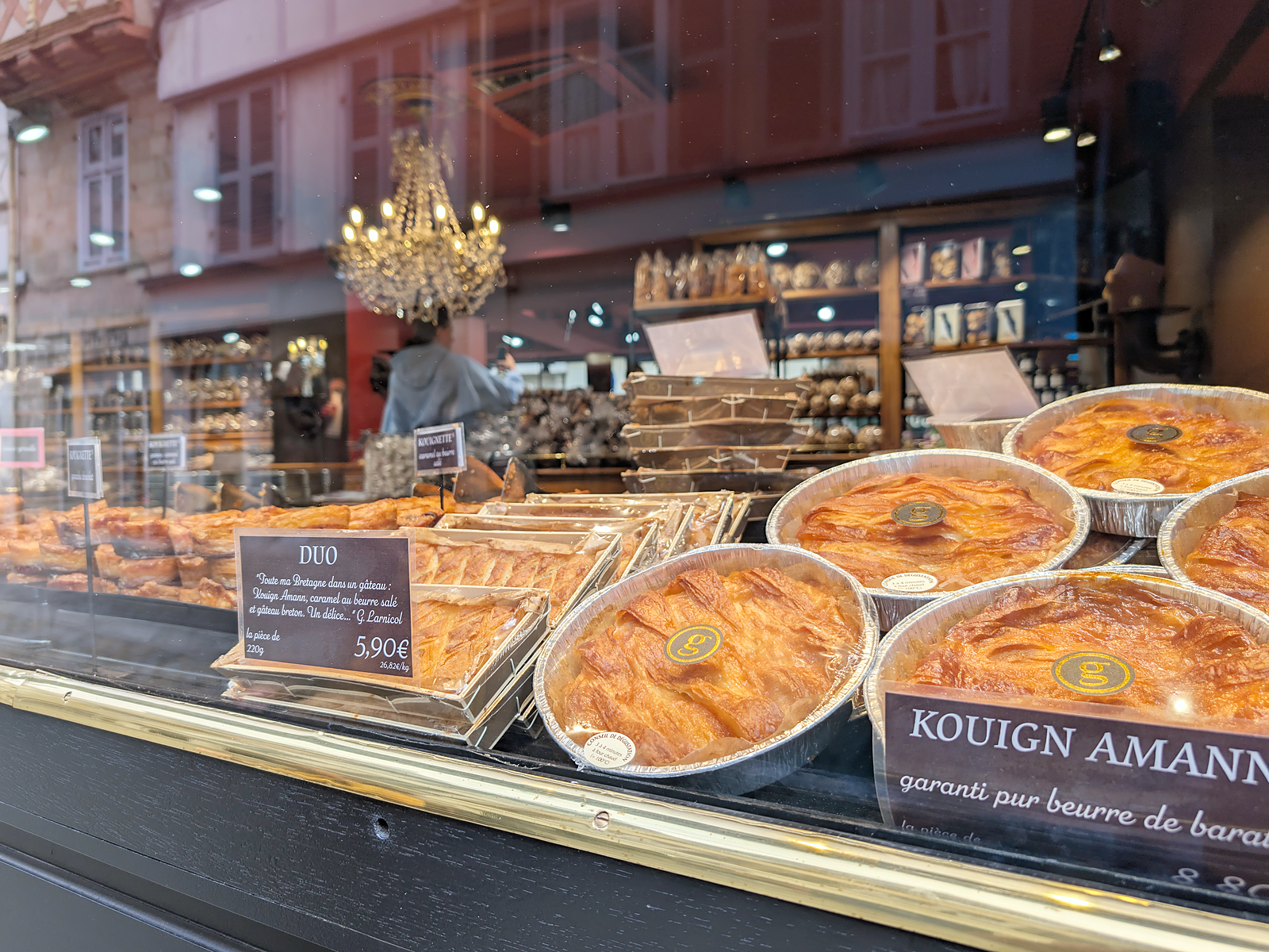 Frankreichs Atlantikküste mit dem Camper – Von der Bretagne bis in die Landes 11 Kouign-Amann in der Auslage einer bretonischen Bäckerei
