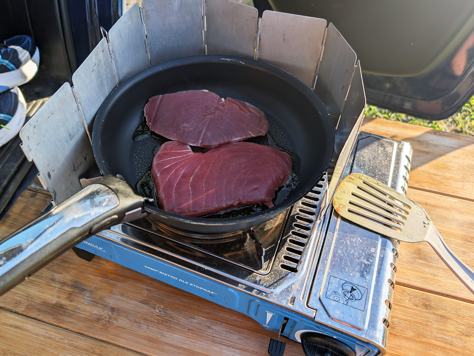 Frankreichs Atlantikküste mit dem Camper – Von der Bretagne bis in die Landes 5 Frische Thunfischsteaks in der Pfanne auf dem Campingkocher