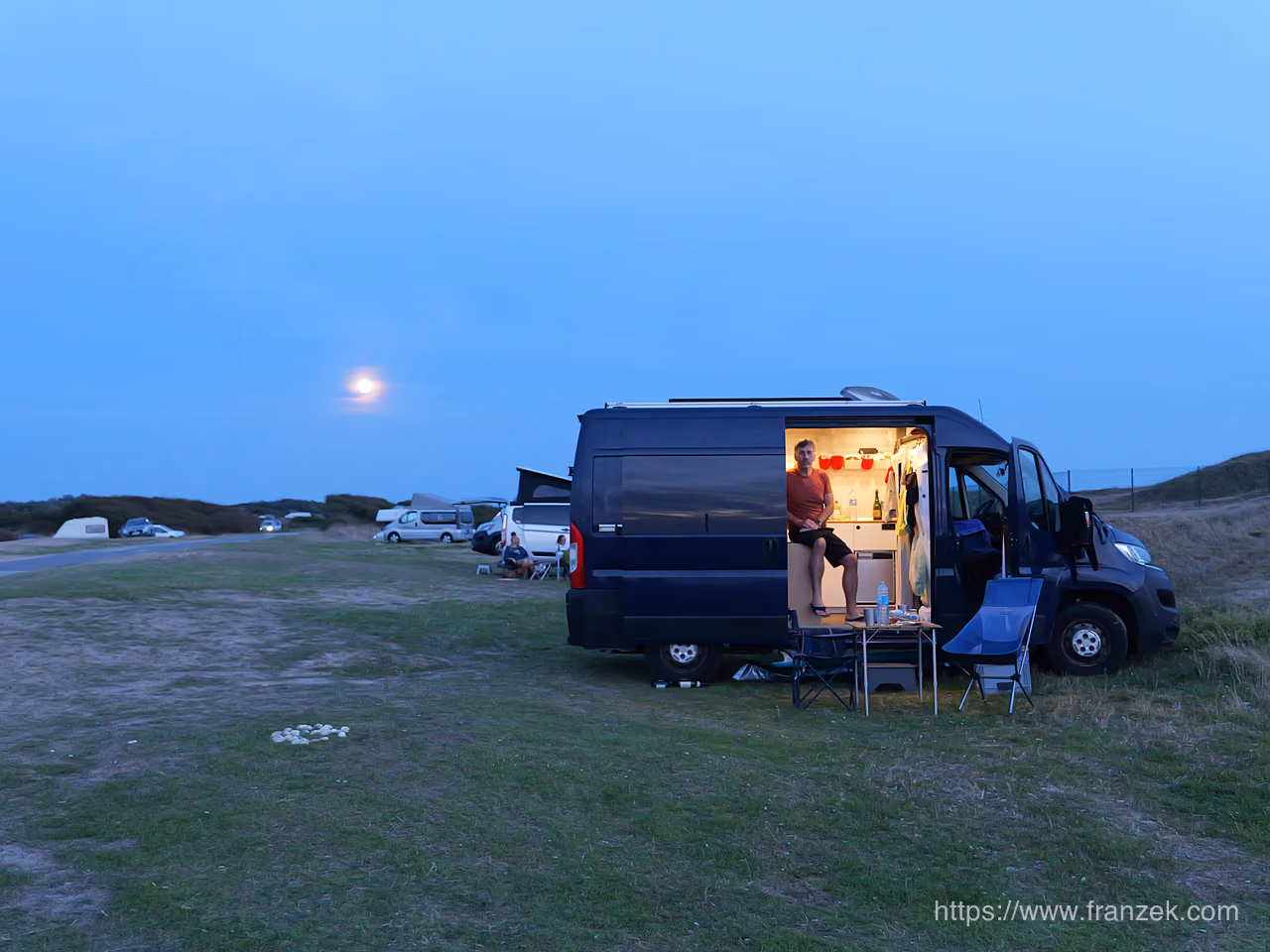 Frankreichs Atlantikküste mit dem Camper – Von der Bretagne bis in die Landes 4 Camper bei Abendlicht auf dem Campingplatz Kerhillio