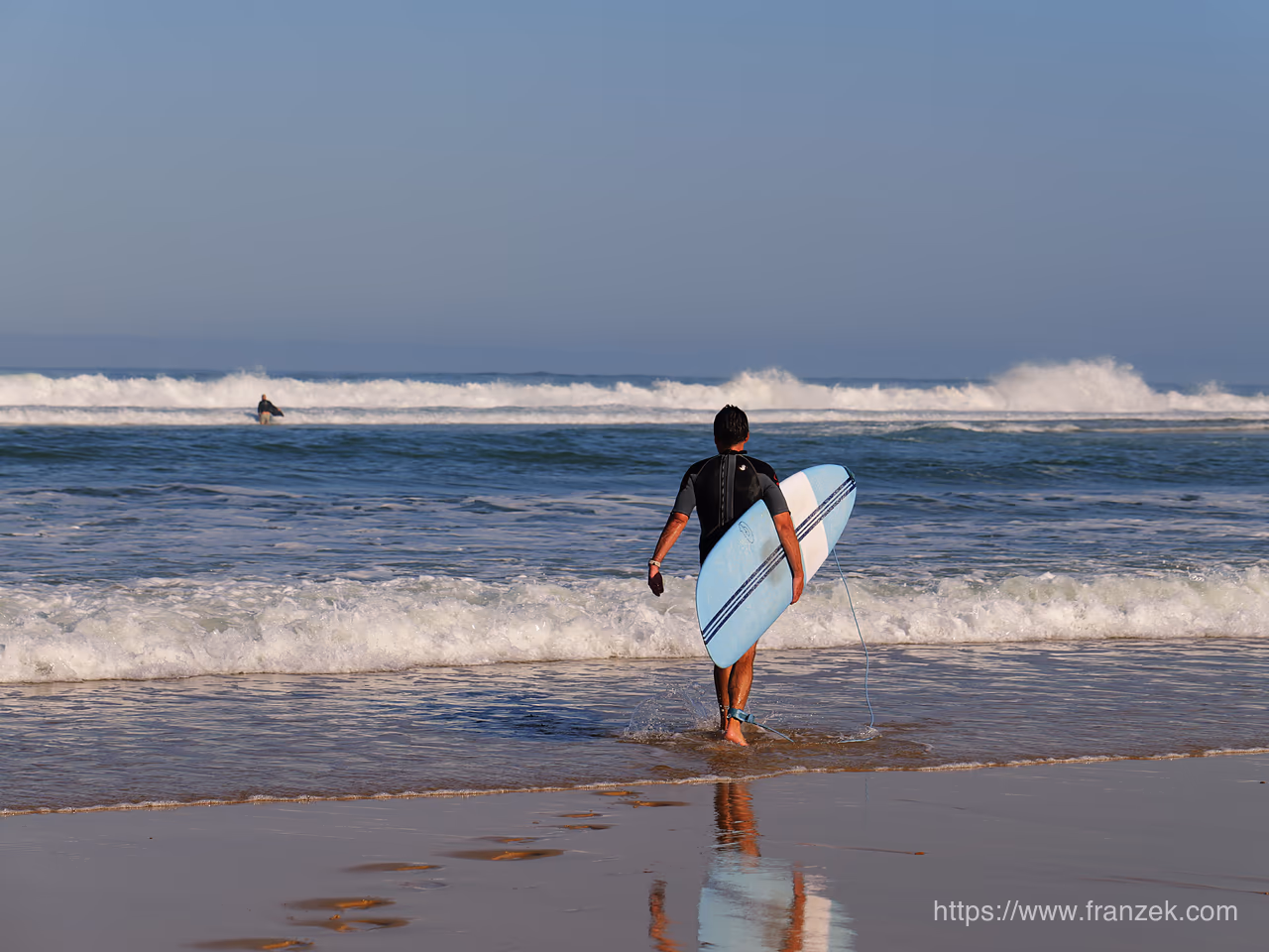 Frankreichs Atlantikküste mit dem Camper – Von der Bretagne bis in die Landes 2 Surfer mit Surfboard am Atlantikstrand