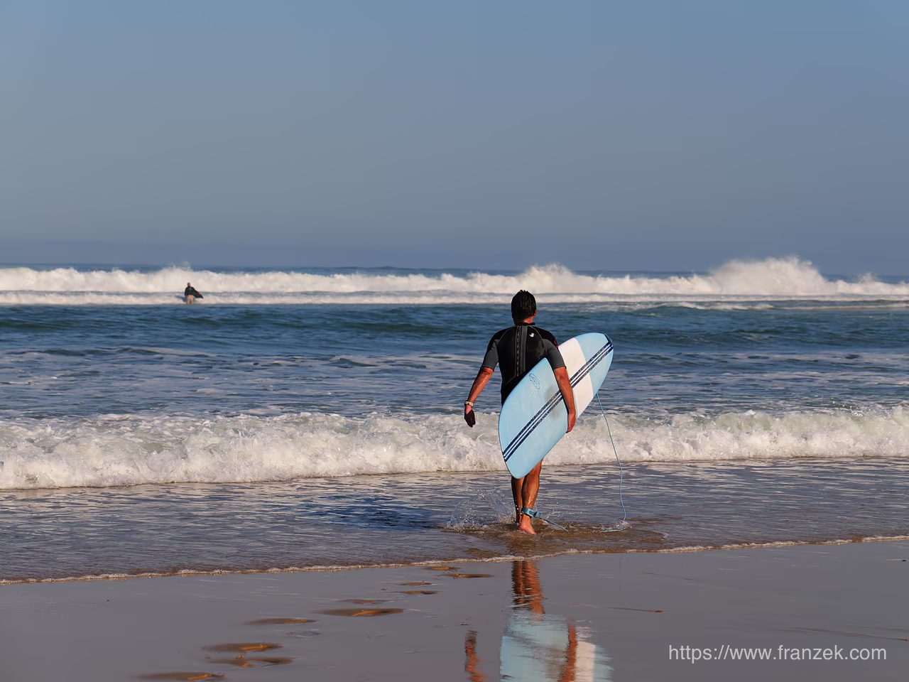 Frankreichs Atlantikküste mit dem Camper – Von der Bretagne bis in die Landes 2 Surfer mit Surfboard am Atlantikstrand auf der Frankreich Atlantikküste Camper Route
