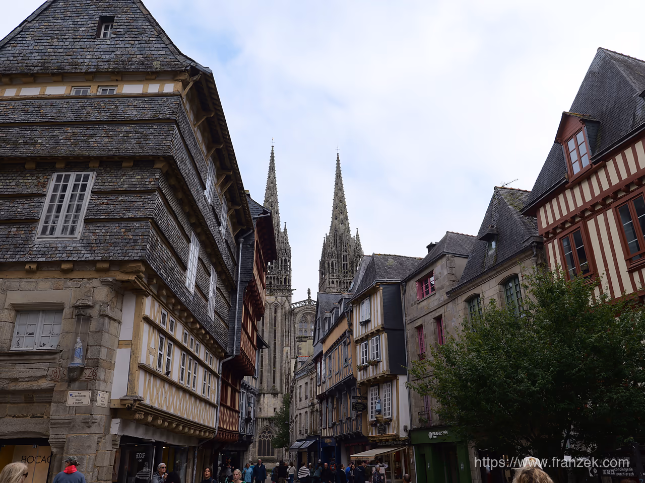 Frankreichs Atlantikküste mit dem Camper – Von der Bretagne bis in die Landes 10 Fachwerkhäuser in einer Gasse der Altstadt von Quimper