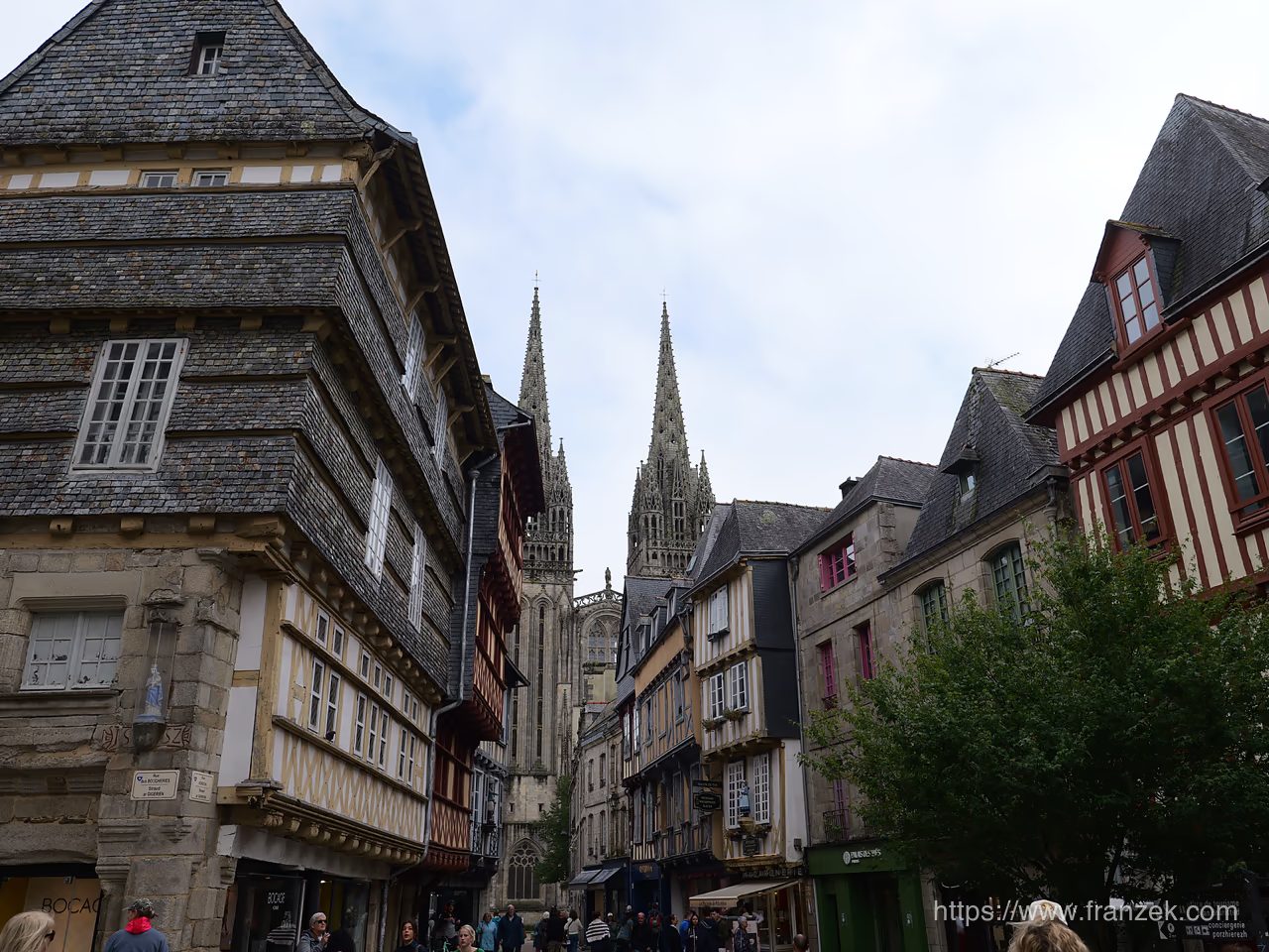 Frankreichs Atlantikküste mit dem Camper – Von der Bretagne bis in die Landes 10 Fachwerkhäuser in einer Gasse der Altstadt von Quimper