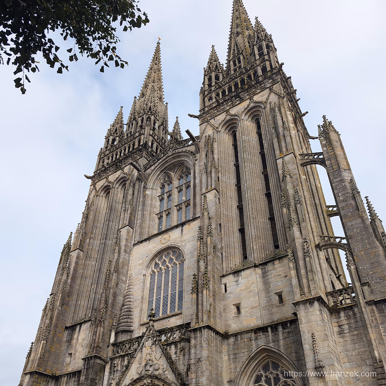 Frankreichs Atlantikküste mit dem Camper – Von der Bretagne bis in die Landes 9 Westfassade der Kathedrale Saint-Corentin in Quimper