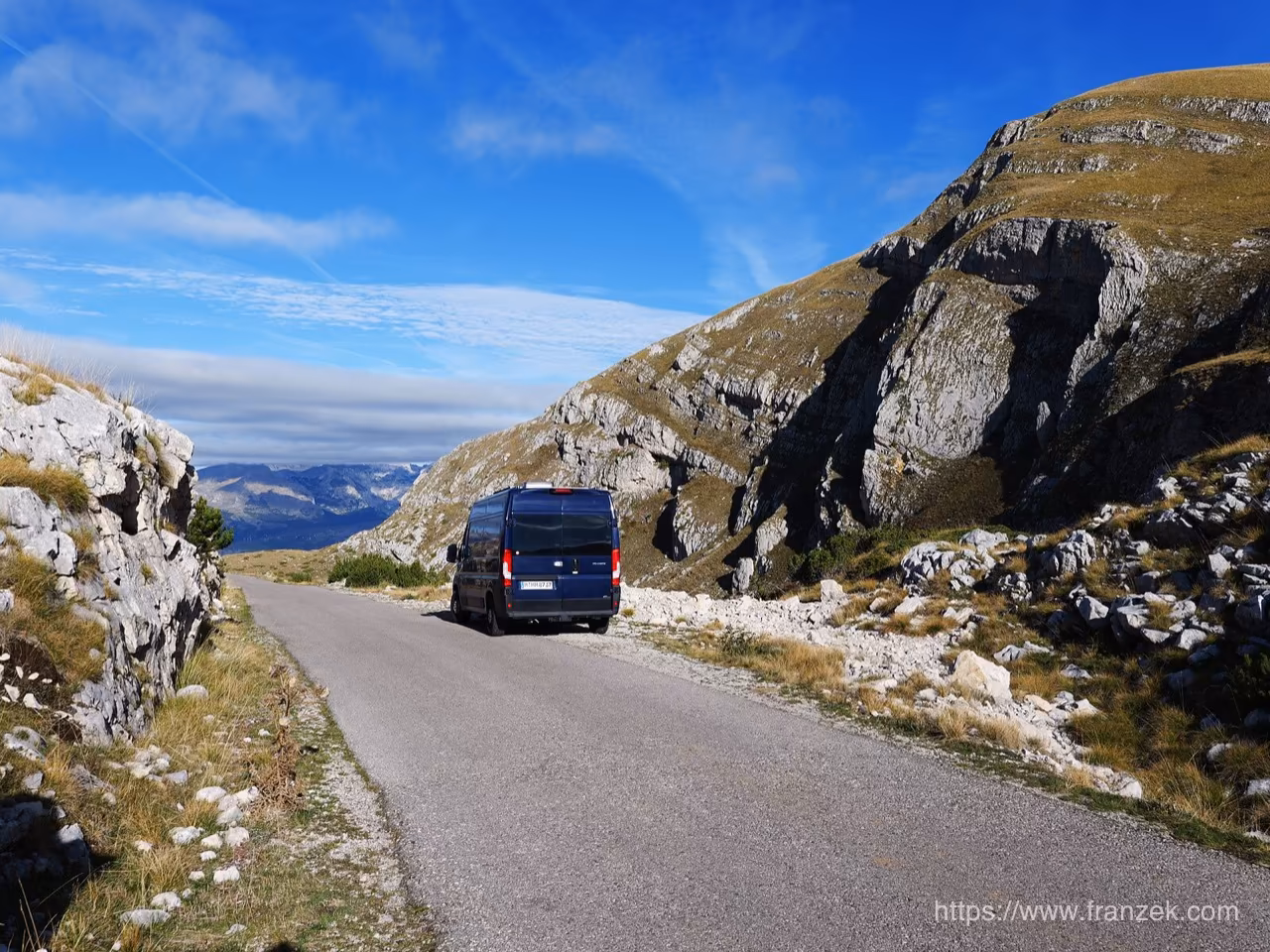 Durmitor & Tara-Schlucht mit dem Camper: Stellplätze, Bergstraßen und der tiefste Canyon Europas 2 Kastenwagen auf der schmalen Bergstraße bei der Anfahrt in den Durmitor