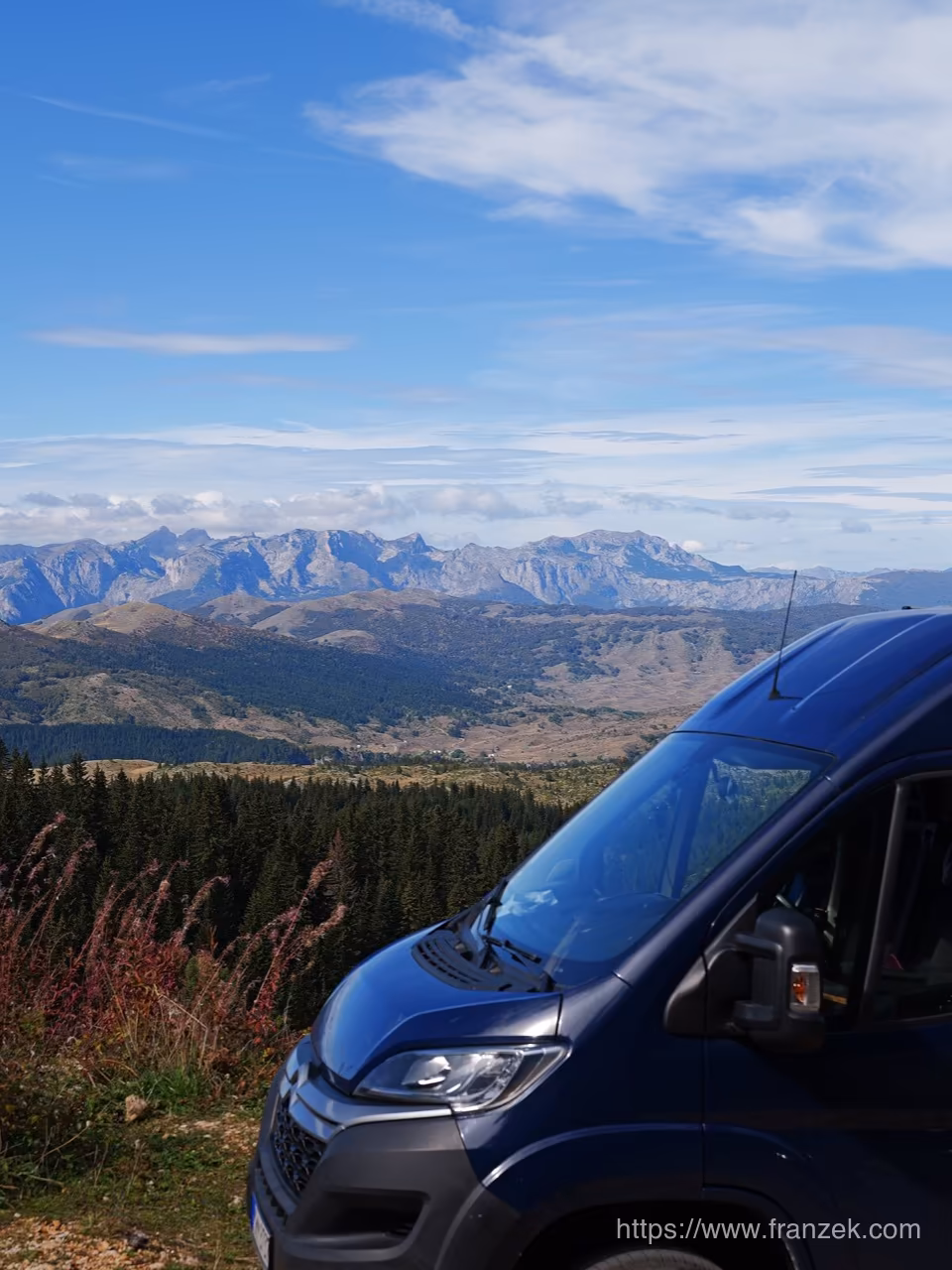 Durmitor & Tara-Schlucht mit dem Camper: Stellplätze, Bergstraßen und der tiefste Canyon Europas 10 Camper an einem Aussichtspunkt im Durmitor vor steiler Felswand