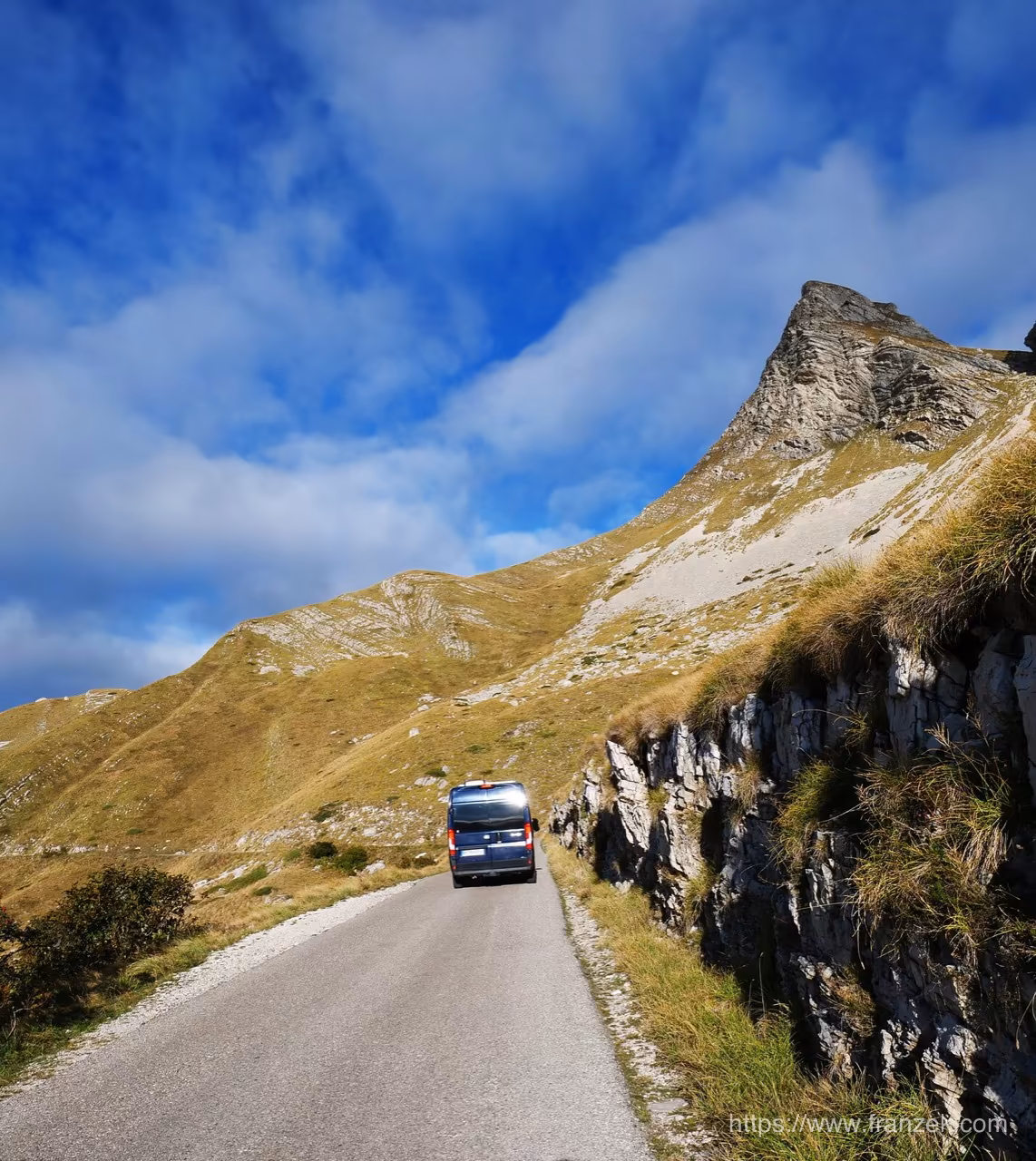 Durmitor & Tara-Schlucht mit dem Camper: Stellplätze, Bergstraßen und der tiefste Canyon Europas 3 Camper auf der engen einspurigen Durmitor-Höhenstraße mit Felswand und Berggipfel