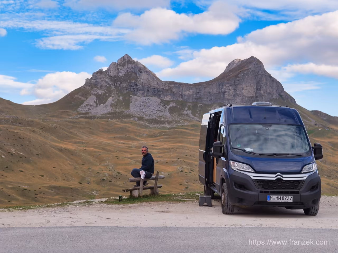 Startseite 6 Campervan am Aussichtspunkt vor den Zwillingsgipfeln am Sedlo-Pass im Durmitor-Nationalpark