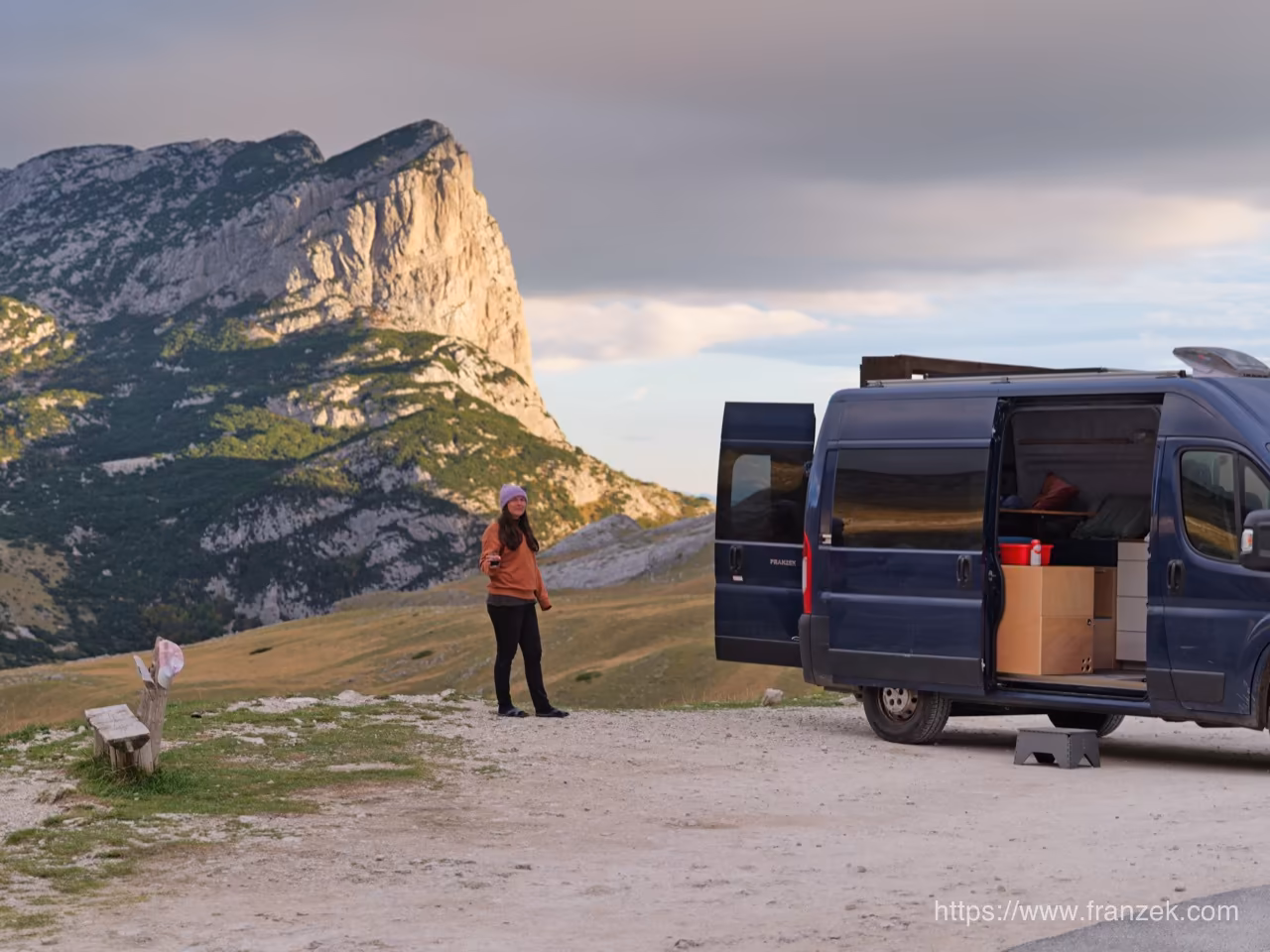 Durmitor & Tara-Schlucht mit dem Camper: Stellplätze, Bergstraßen und der tiefste Canyon Europas 8 Campervan auf einem Parkplatz am Sedlo-Pass im Durmitor im Abendlicht