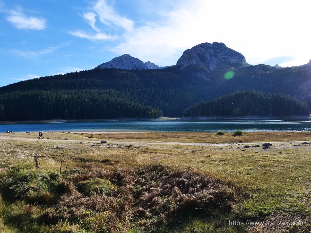 Durmitor & Tara-Schlucht mit dem Camper: Stellplätze, Bergstraßen und der tiefste Canyon Europas 5 Schwarzer See (Crno jezero) im Durmitor mit den Gipfeln des Massivs im Hintergrund