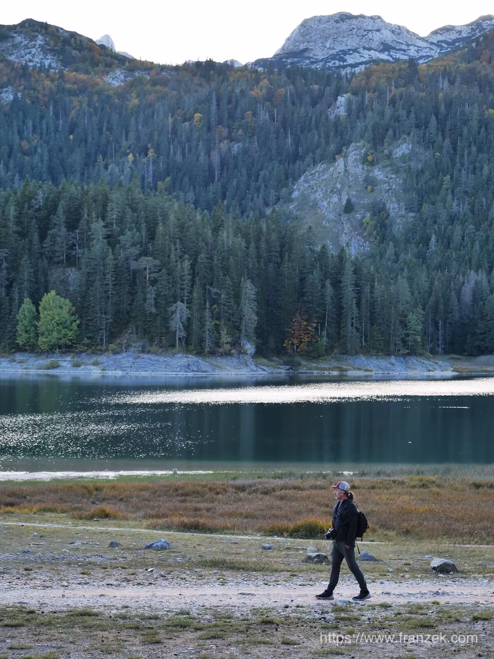 Durmitor & Tara-Schlucht mit dem Camper: Stellplätze, Bergstraßen und der tiefste Canyon Europas 6 Trockengefallener Steg zwischen Veliko und Malo jezero am Schwarzen See im Frühherbst