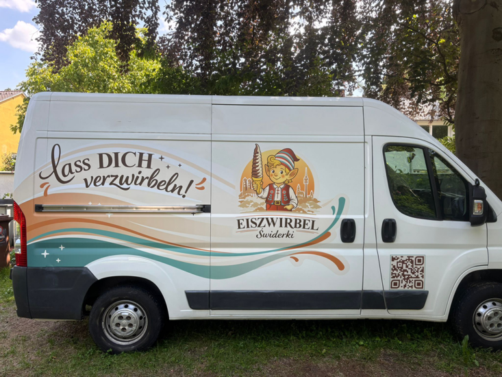 Kastenwagen selbst folieren: Dein Guide fürs Fahrzeugbranding 1 Ansicht Kastenwagen mit Folierung
