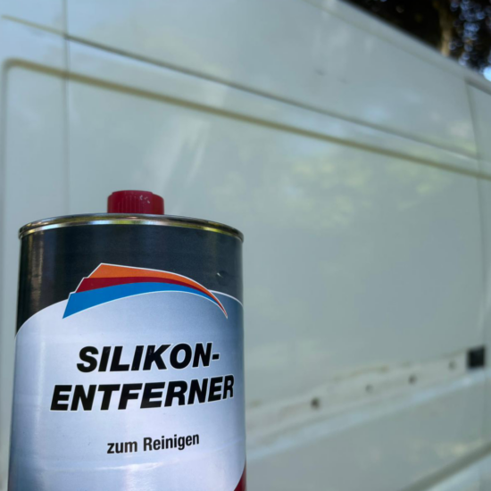 Kastenwagen selbst folieren: Dein Guide fürs Fahrzeugbranding 14 Dose Silikonentferner vor der gereinigten weißen Kastenwagen-Karosserie