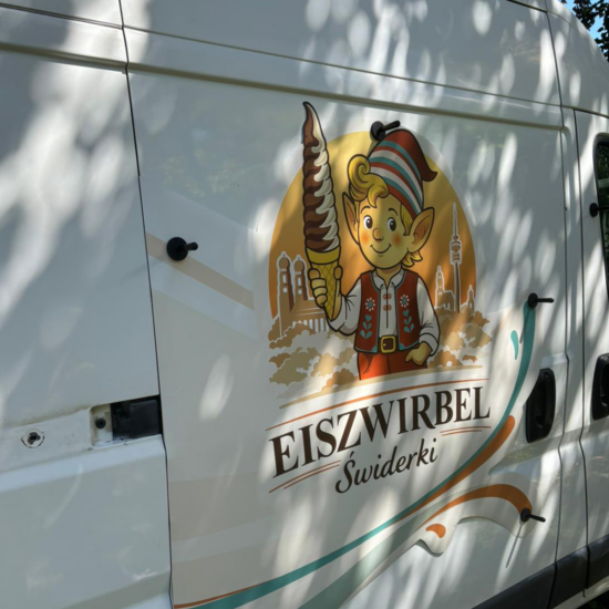 Kastenwagen selbst folieren: Dein Guide fürs Fahrzeugbranding 15 Fertig angebrachtes Eiszwirbel-Logo mit Eismännchen und Schriftzug Świderki auf der Fahrzeugtür