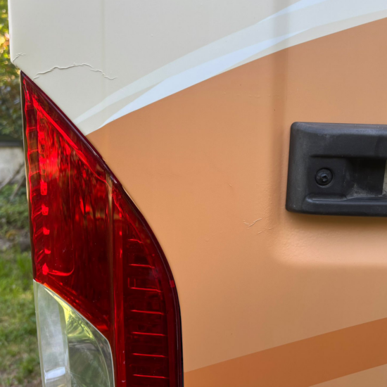 Kastenwagen selbst folieren: Dein Guide fürs Fahrzeugbranding 19 Heck-Detail: folierte Fläche rund um Rücklicht und Griffmulde