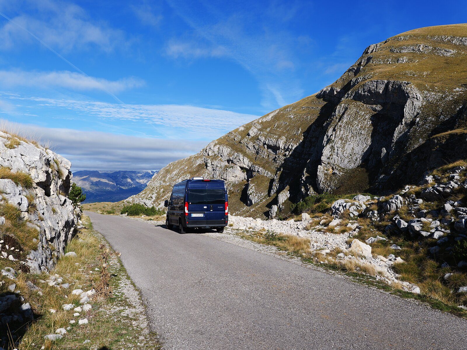 Durmitor & Tara-Schlucht mit dem Camper: Stellplätze, Bergstraßen und der tiefste Canyon Europas 2 Kastenwagen auf der schmalen Bergstraße bei der Anfahrt in den Durmitor