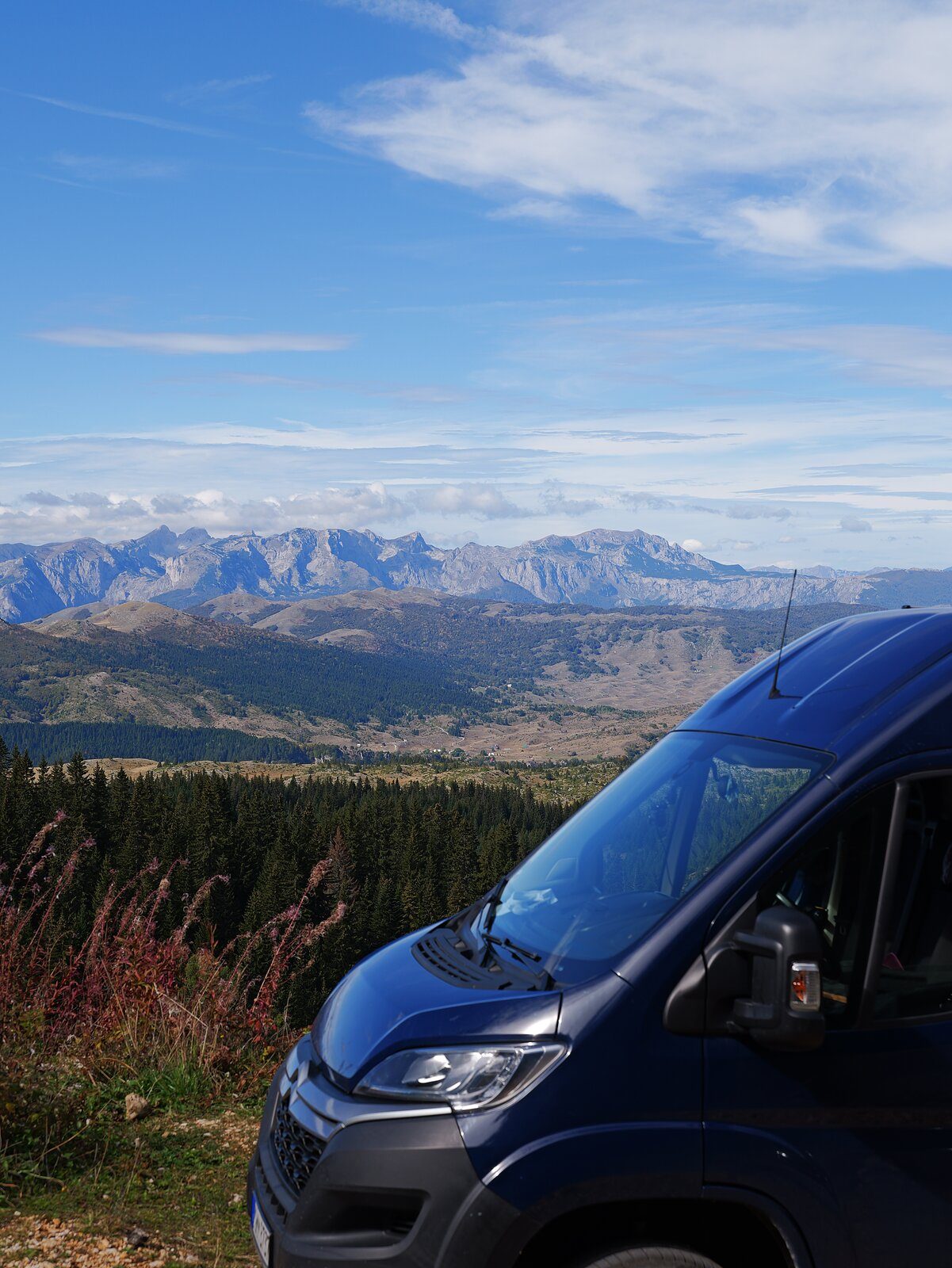 Durmitor & Tara-Schlucht mit dem Camper: Stellplätze, Bergstraßen und der tiefste Canyon Europas 10 Camper an einem Aussichtspunkt im Durmitor vor steiler Felswand