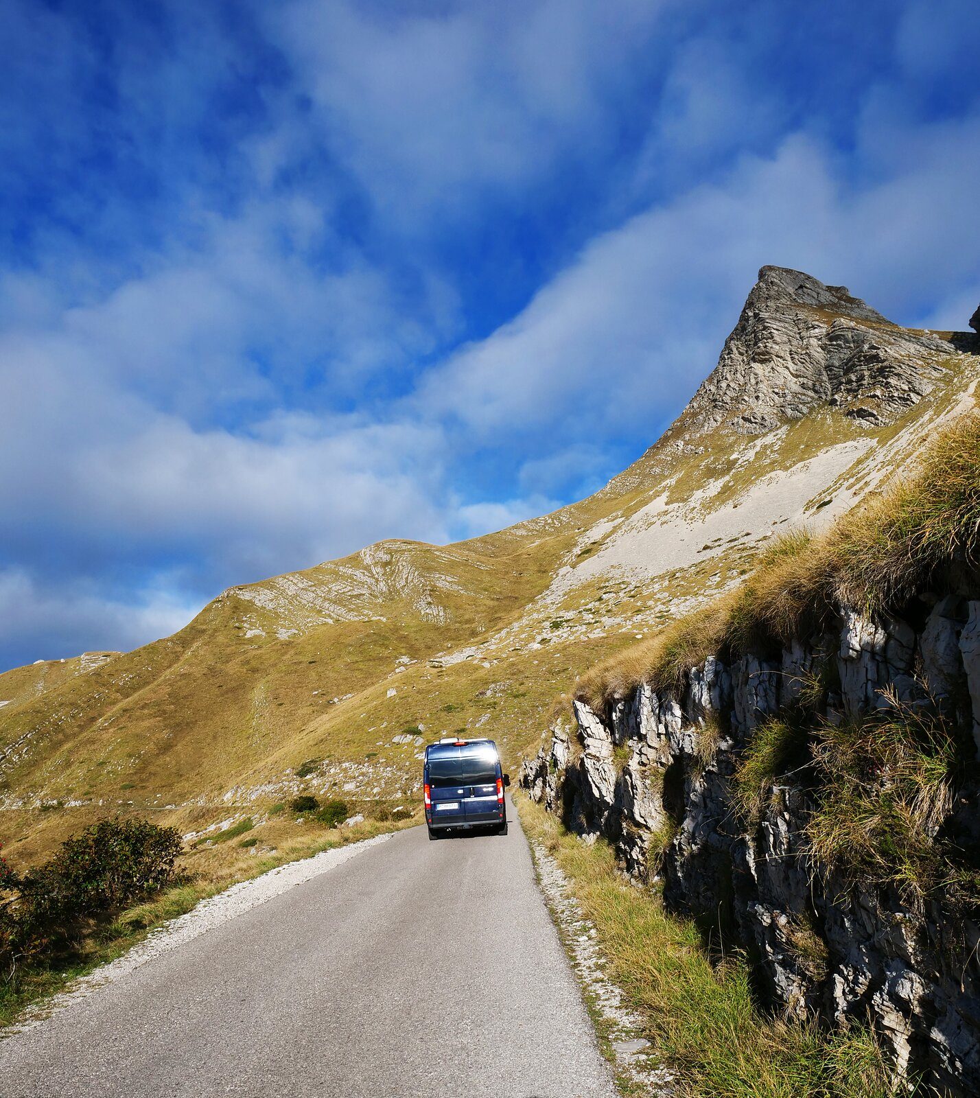 Durmitor & Tara-Schlucht mit dem Camper: Stellplätze, Bergstraßen und der tiefste Canyon Europas 3 Camper auf der engen einspurigen Durmitor-Höhenstraße mit Felswand und Berggipfel