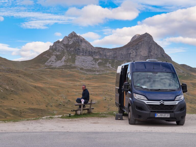 Durmitor & Tara-Schlucht mit dem Camper: Stellplätze, Bergstraßen und der tiefste Canyon Europas 11 Campervan am Aussichtspunkt vor den Zwillingsgipfeln am Sedlo-Pass im Durmitor-Nationalpark