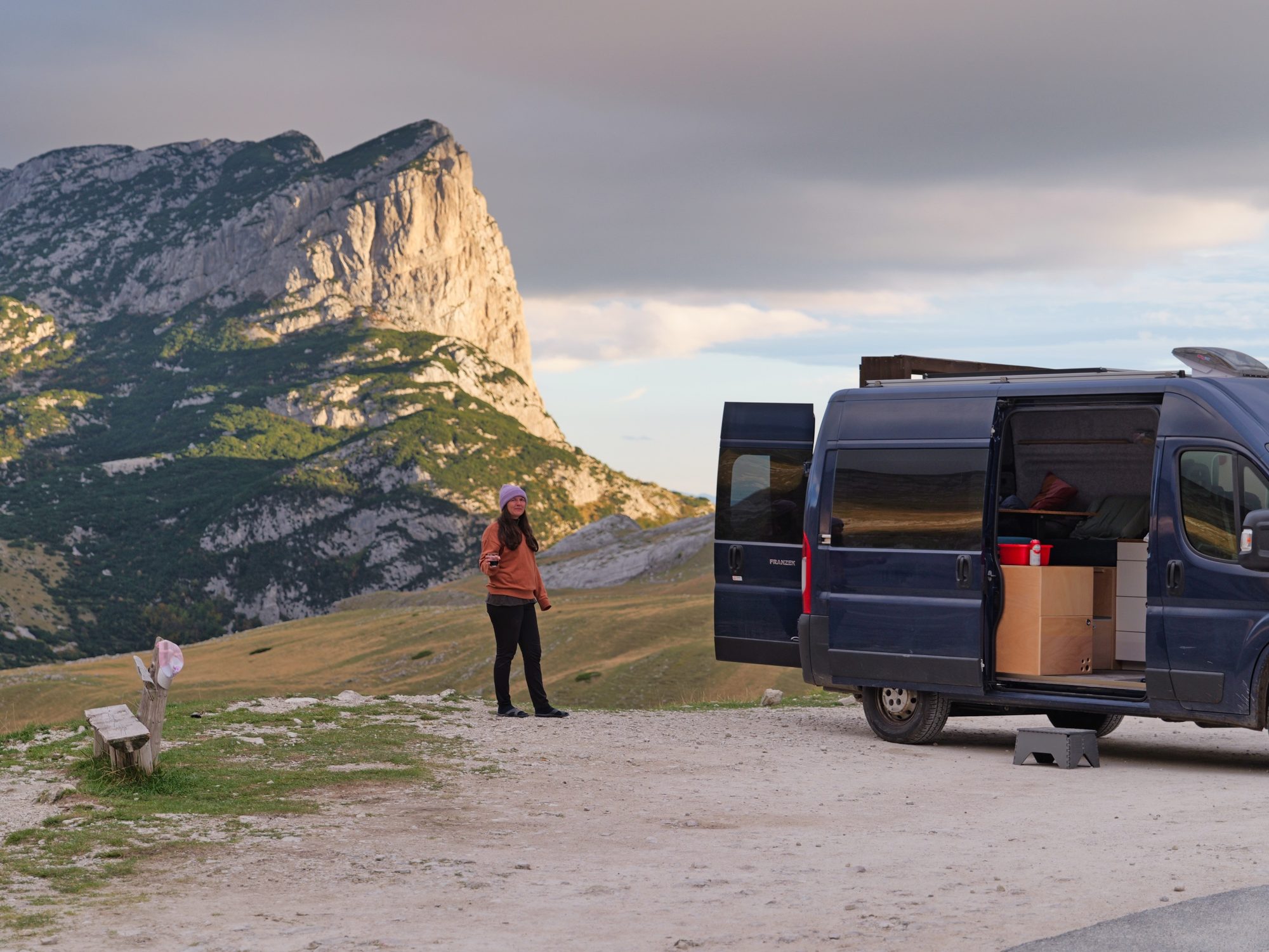 Durmitor & Tara-Schlucht mit dem Camper: Stellplätze, Bergstraßen und der tiefste Canyon Europas 8 Campervan auf einem Parkplatz am Sedlo-Pass im Durmitor im Abendlicht