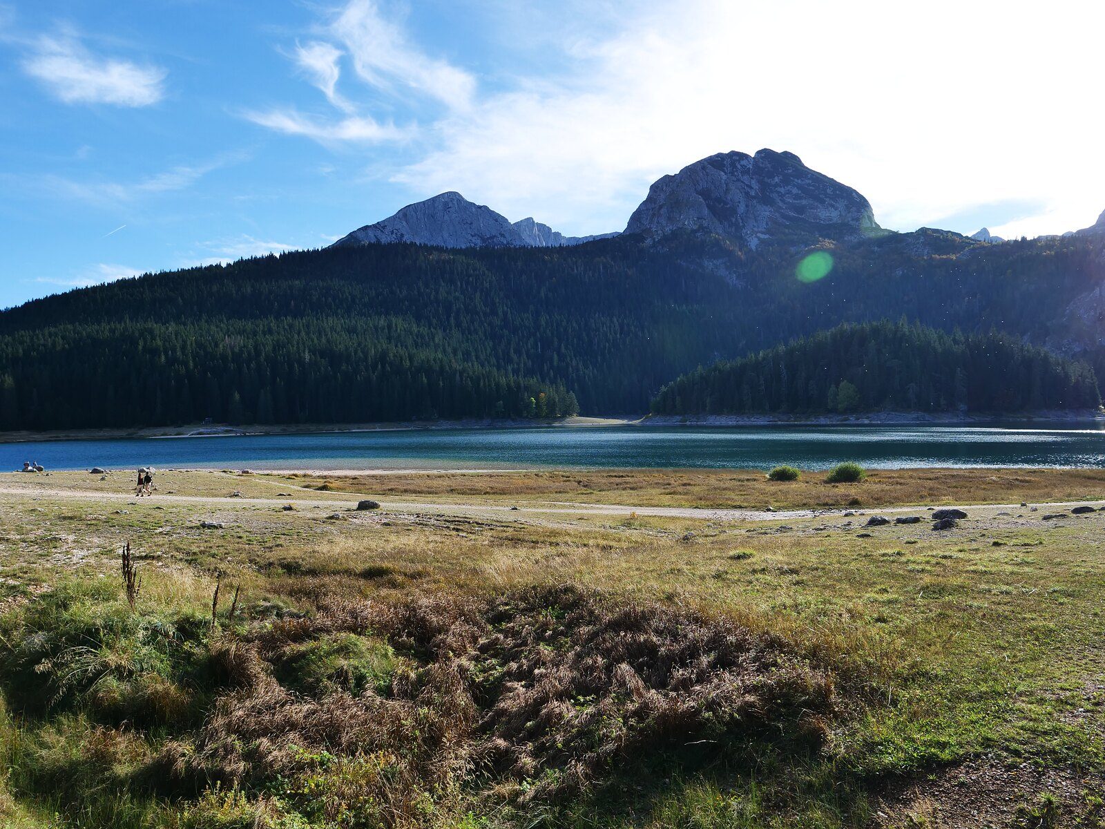 Durmitor & Tara-Schlucht mit dem Camper: Stellplätze, Bergstraßen und der tiefste Canyon Europas 5 Schwarzer See (Crno jezero) im Durmitor mit den Gipfeln des Massivs im Hintergrund