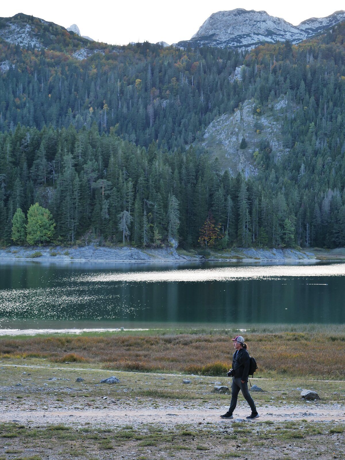 Durmitor & Tara-Schlucht mit dem Camper: Stellplätze, Bergstraßen und der tiefste Canyon Europas 6 Trockengefallener Steg zwischen Veliko und Malo jezero am Schwarzen See im Frühherbst