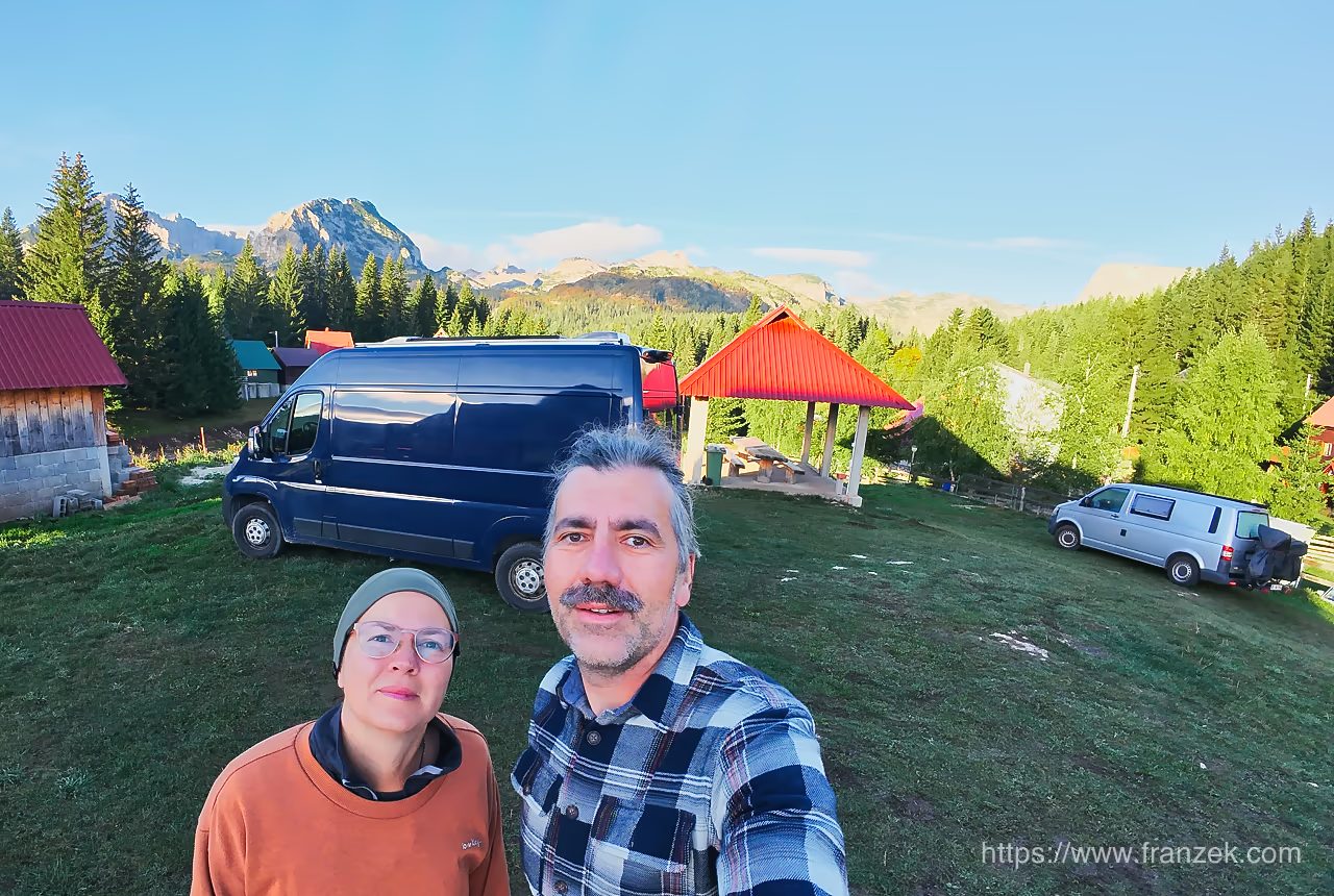 Durmitor & Tara-Schlucht mit dem Camper: Stellplätze, Bergstraßen und der tiefste Canyon Europas 9 Mann und Frau auf Campingstellplatz in Zabljak Montenegro