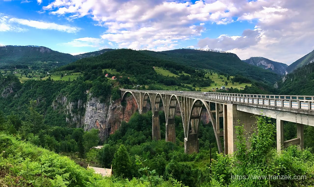 Durmitor & Tara-Schlucht mit dem Camper: Stellplätze, Bergstraßen und der tiefste Canyon Europas 7 Đurđevića-Tara-Brücke über der Tara-Schlucht im Durmitor